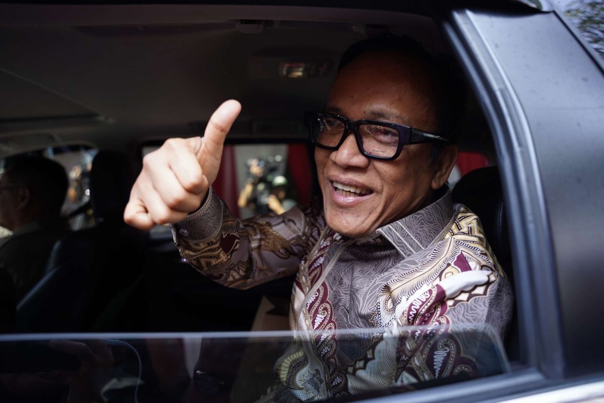 28 Presiden Prabowo Subianto akan mencopot Immanuel Ebenezer dari jabatannya sebagai Wakil Menteri Ketenagakerjaan jika terbukti bersalah secara hukum.