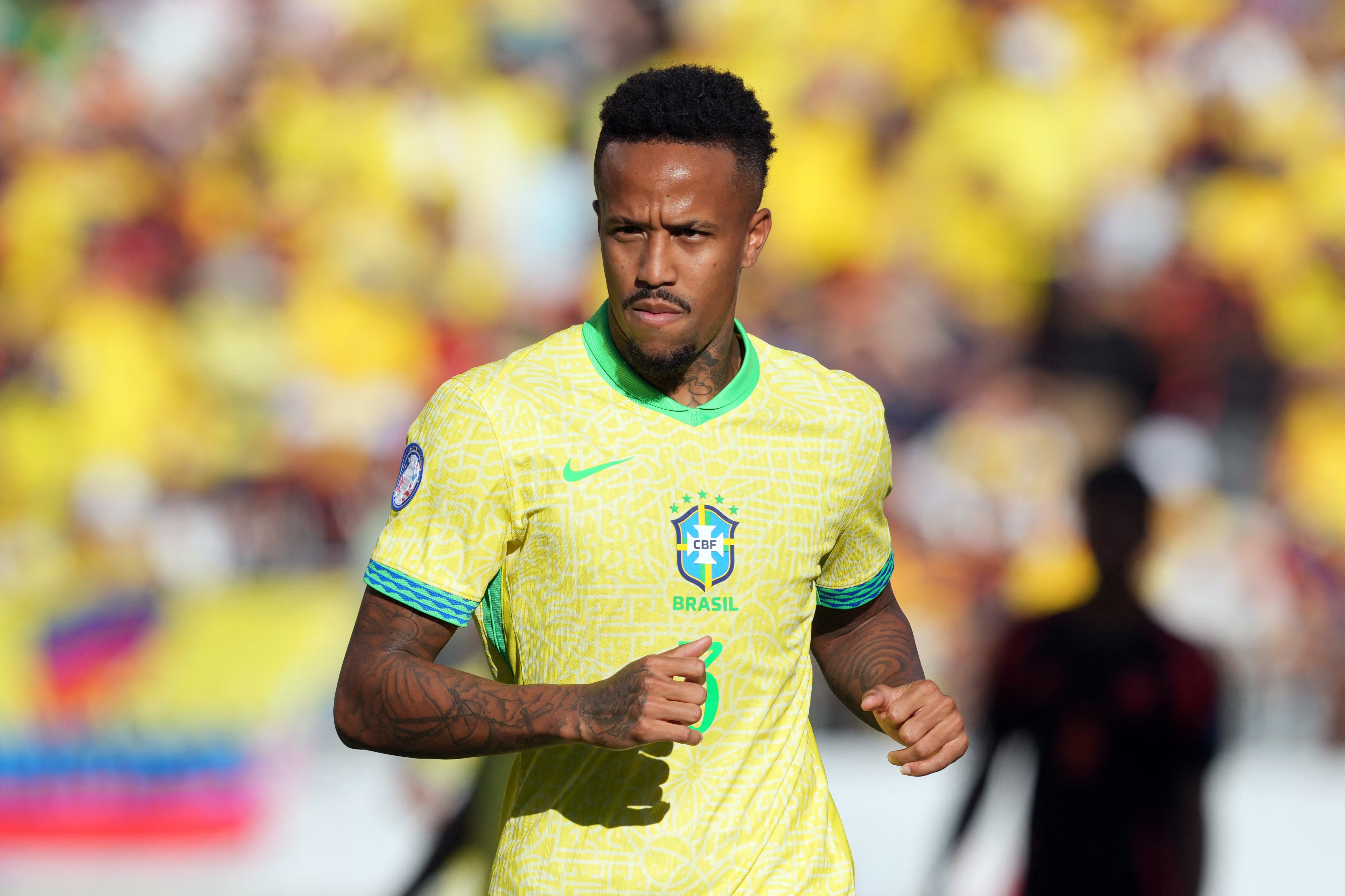 28 Eder Militao, bek andalan Real Madrid dan tim nasional Brasil akhirnya kembali merumput setelah dua cedera lutut serius. Ia sempat menepi panjang akibat robek ligamen di lutut kiri pada 2023 dan lutut kanan pada November 2024.