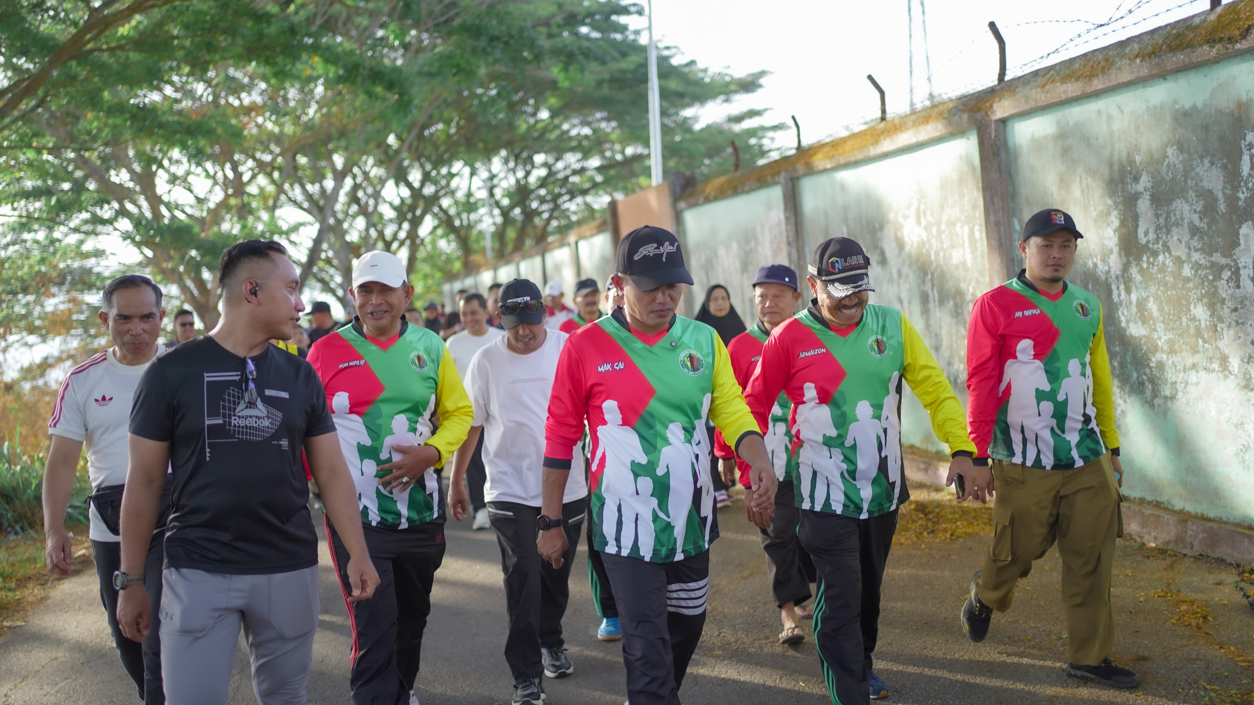28 Bupati Solok dan Ketua TP-PKK Ikuti Jalan Santai di GOR Batu Batupang Koto Baru