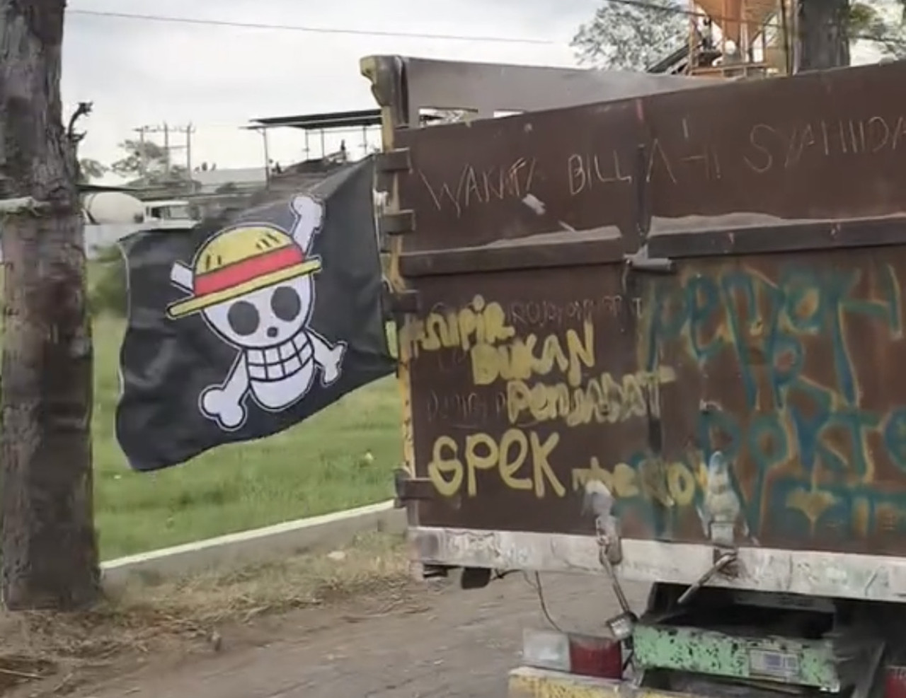 28 Irham menegaskan, bahwa gerakan sopir truk bukan gerakan politik. Menurutnya, pemasangan simbol One Piece adalah bentuk kekecewaan yang lahir dari tersumbatnya aspirasi.