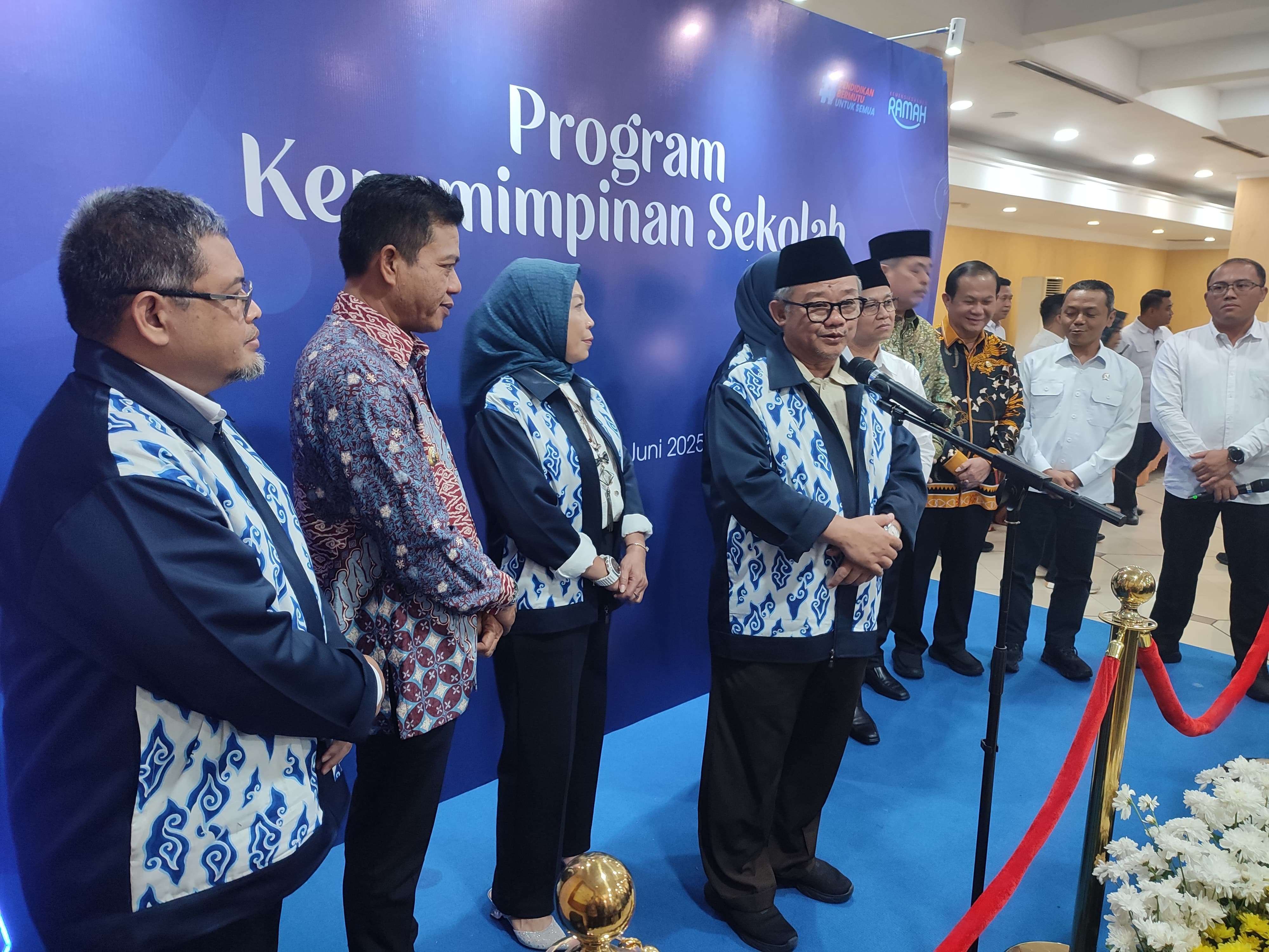 28 Kemendikdasmen terus mengenjot mutu kualitas guru di Indonesia lewat berbagai kebijakan program. Program pertama, diantaranya peningkatan kesejahteraan melalui sertifikasi hingga pemenuhan kualifikasi guru.