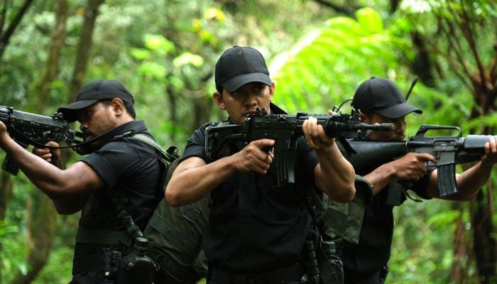 28 Iko Uwais Debut Sutradara Lewat Film ‘Timur’