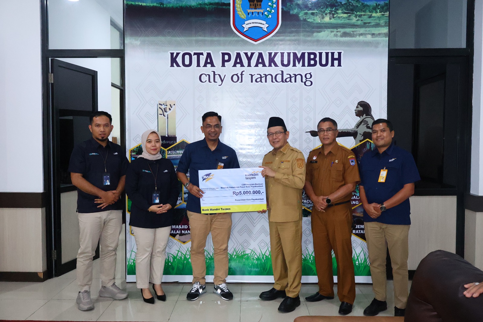 28 Mandiri Taspen Salurkan Bantuan CSR untuk Korban Kebakaran Pasar Payakumbuh