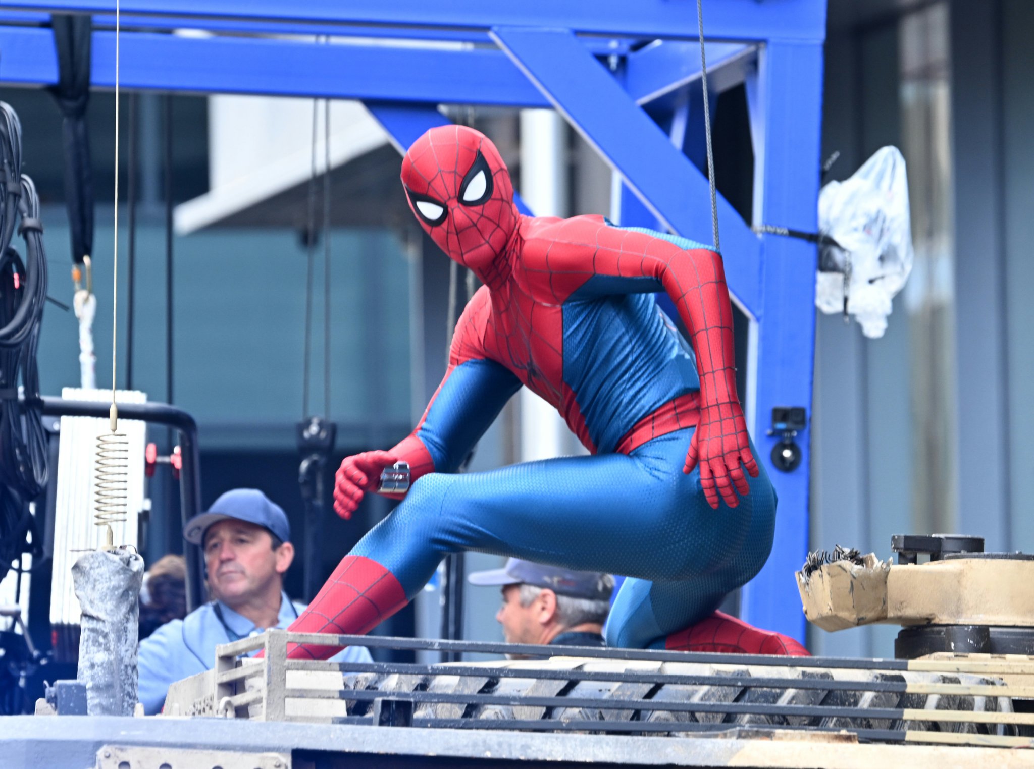 28 Tom Holland membagikan kabar terbaru mengenai kesehatannya usai cedera saat syuting ‘Spider-Man: Brand New Day’. Kabar itu dibagikan lewat media sosialnya, pada Sabtu (27/9/2025)