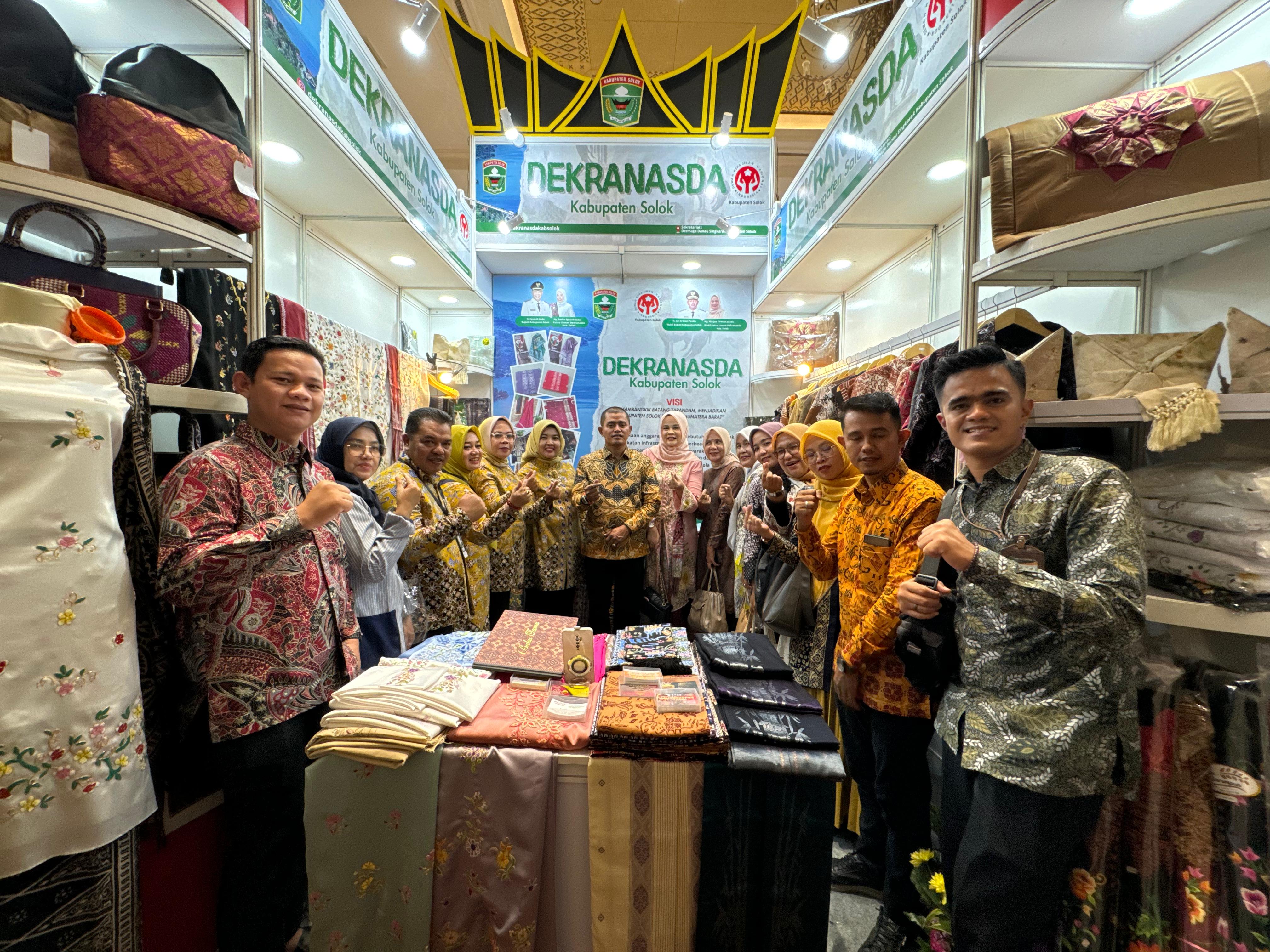 28 Wakil Bupati Solok Jon Firman Pandu, SH bersama Wakil Ketua Dekranasda Kabupaten Solok Ny. Nia Jon Firman Pandu menghadiri Pembukaan International Handicraft Trade Fair (Inacraft) 2025