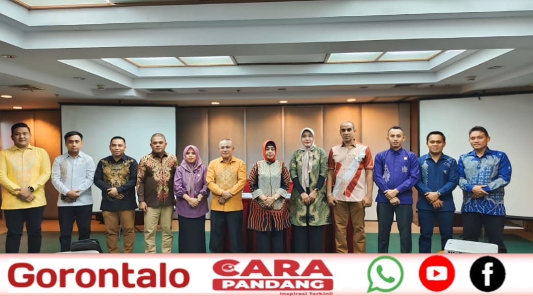28 Wakil Bupati Pohuwato, Suharsi Igirisa, bersama unsur Pimpinan DPRD Pohuwato, Beni Nento, Hamdi Alamri, Delpan Yanjo serta Pansus Revisi RTRW yang diketuai oleh Nasir Giasi, Kamis, (19/12/2024).