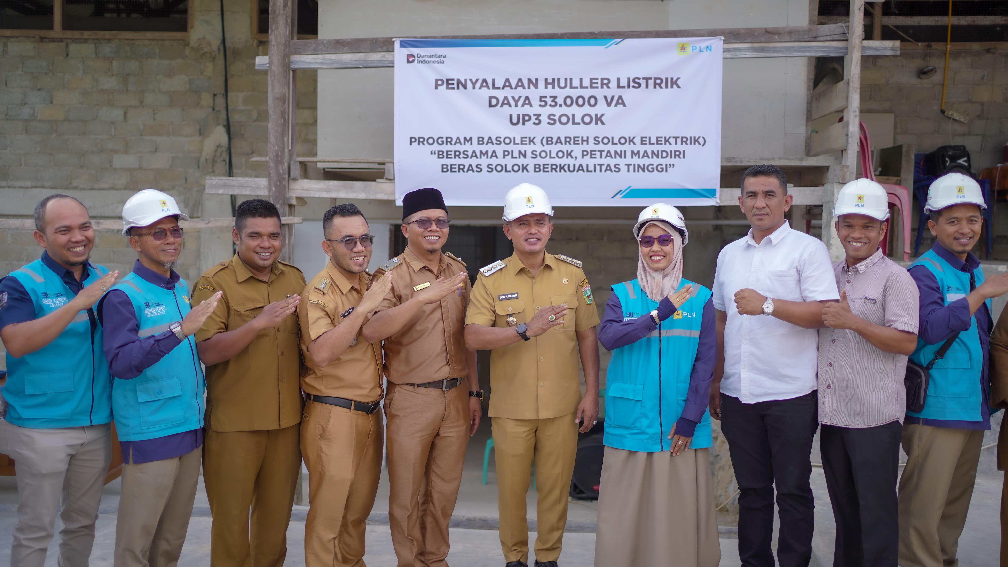 28 Bupati Jon Firman Pandu Tinjau Langsung Program PLN “Light Up The Dream” di Kabupaten Solok