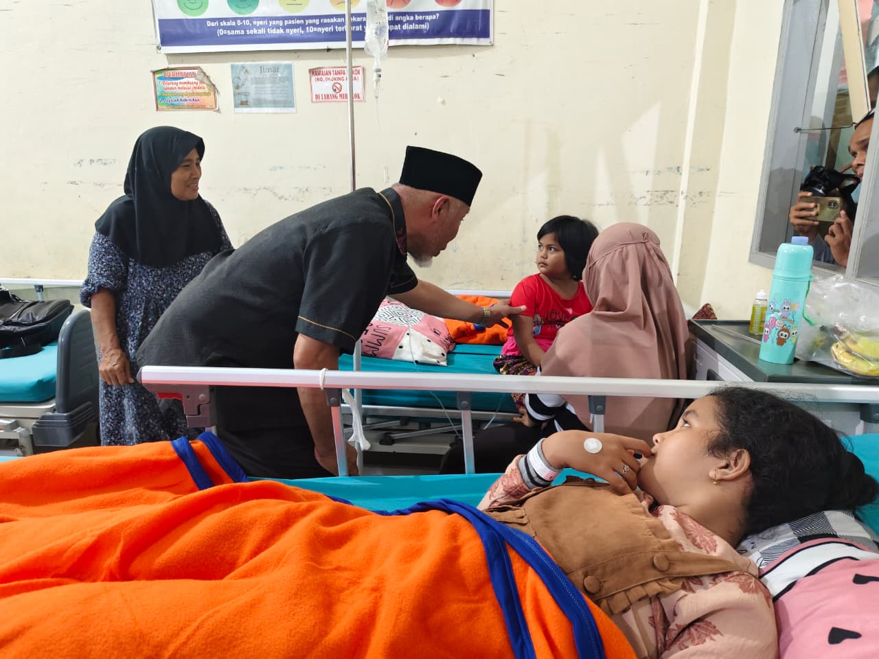 28 Gubernur Sumbar Tinjau Korban Dugaan Keracunan MBG di RSUD Lubuk Basung