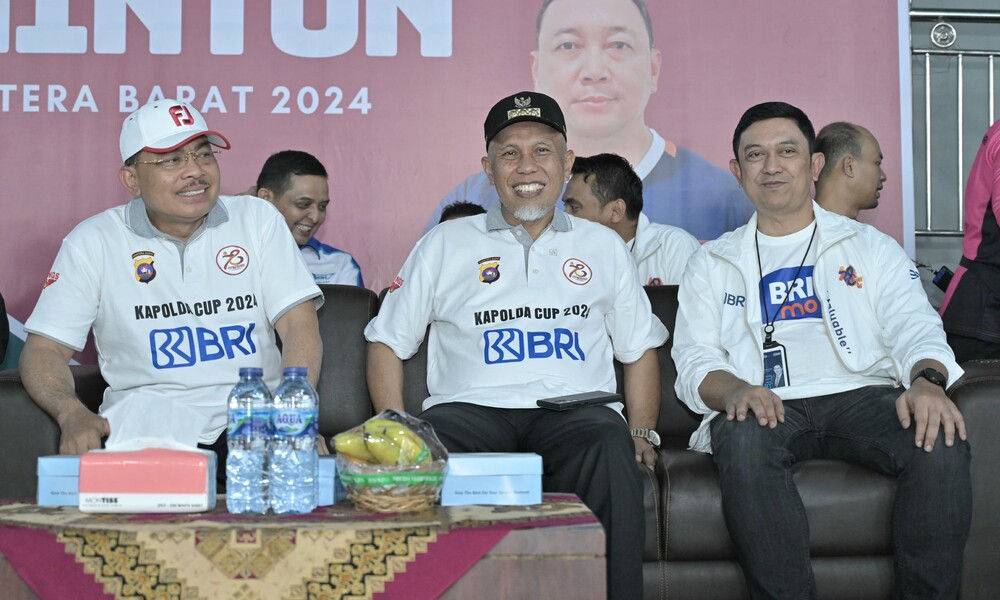 28 Gubenur Sumatera Barat (Sumbar), Mahyeldi Ansharullah, menghadiri Pembukaan Kejuaraan Bulu Tangkis Kapolda Cup Sumbar 2024, yang dibuka oleh Kapolda Sumbar, Irjen Pol Suharyono di Hall PB Polda Sumbar, Rabu (19/06/2024).