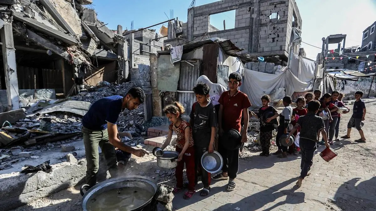 28 Puluhan ribu warga Palestina berangkat menuju wilayah yang dikosongkan oleh pasukan Israel setelah gencatan senjata berlaku pada Jumat, menurut seorang koresponden Anadolu.