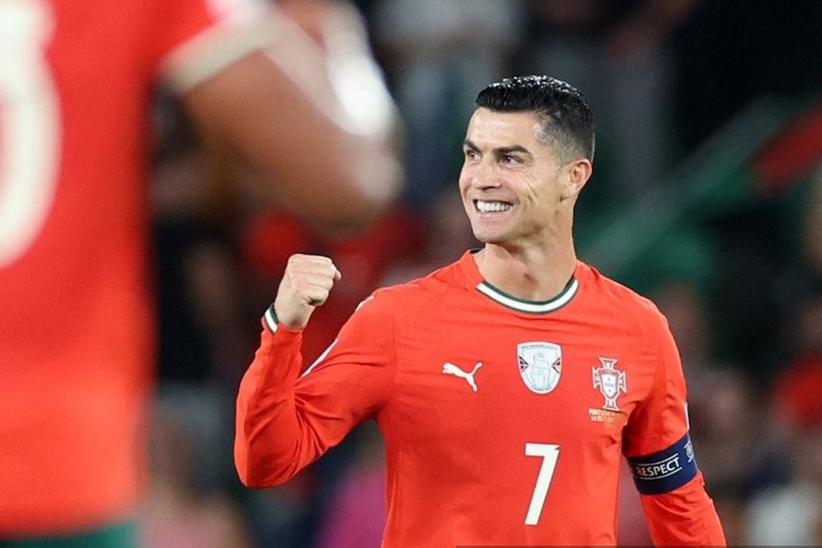 28 Cristiano Ronaldo kembali mencatat sejarah saat Portugal bermain imbang 2-2 melawan Hungaria pada Rabu, (15/10/2025). Dua gol Ronaldo membuatnya memecahkan rekor gol terbanyak sepanjang sejarah kualifikasi Piala Dunia.