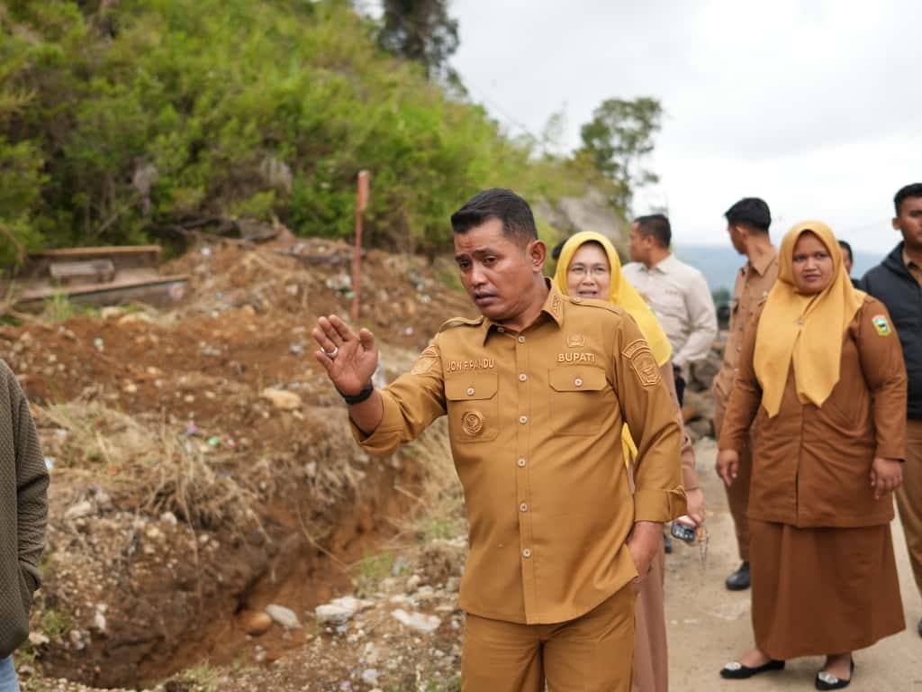 28 Tanggapi Keluhan Masyarakat, Bupati Solok Turun Langsung Lihat Kondisi Jalan di Jorong Kampuang Dalam Tangah Nagari Kampuang Batu Dalam