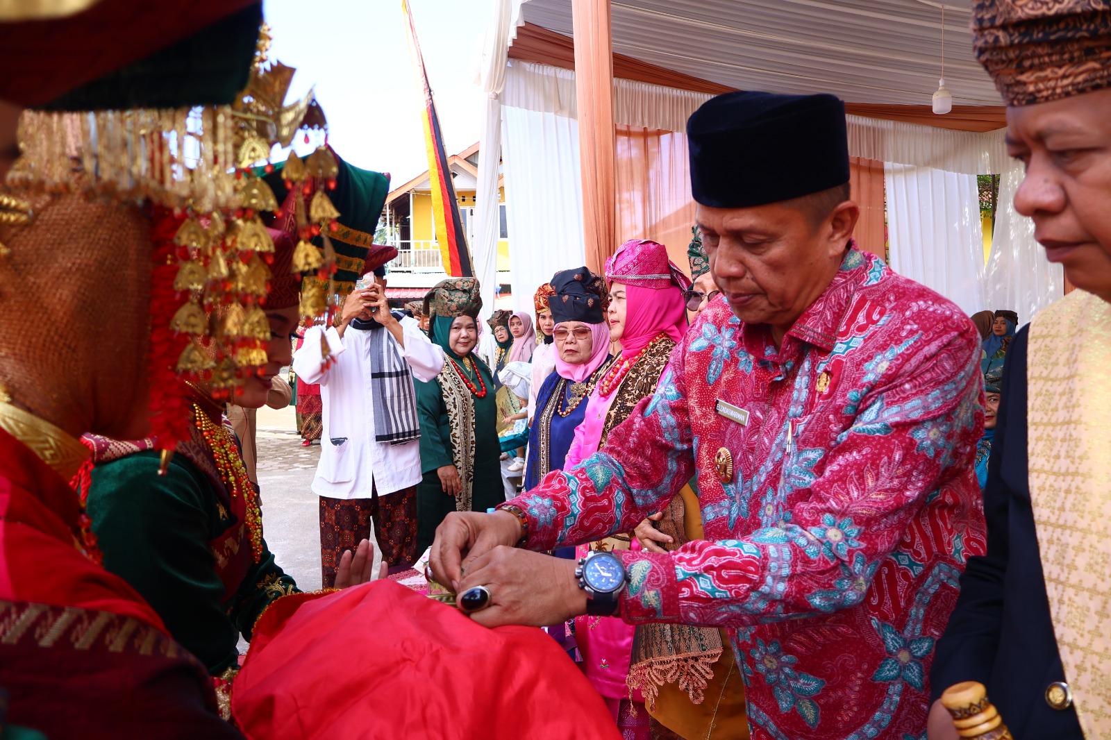 28 Pelestarian Tradisi Maanta Pabukoan, Nagari Tiakar Hidupkan Spirit Budaya Minangkabau Lewat Program Satu Nagari Satu Event