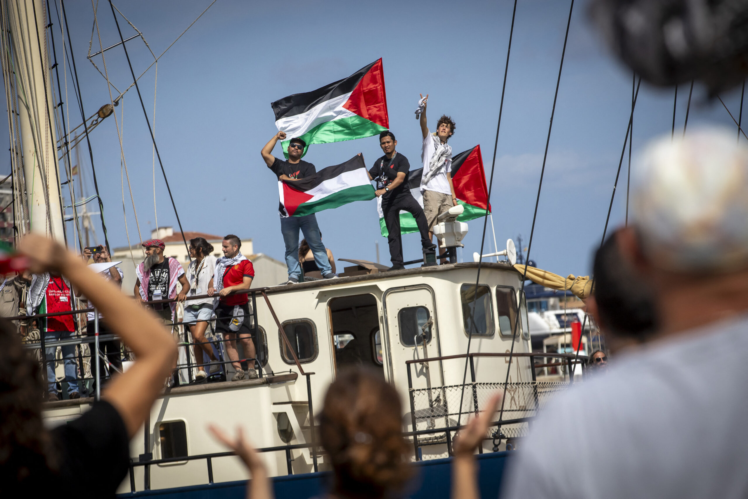 28 Italia mengirim kapal perang untuk mengawal ‘Global Sumud Flotilla’ (GSF), setelah armada tersebut diserang drone di laut lepas Yunani. Para aktivis mengaku terguncang, namun tetap bertekad melanjutkan misi kemanusiaan ke Gaza.