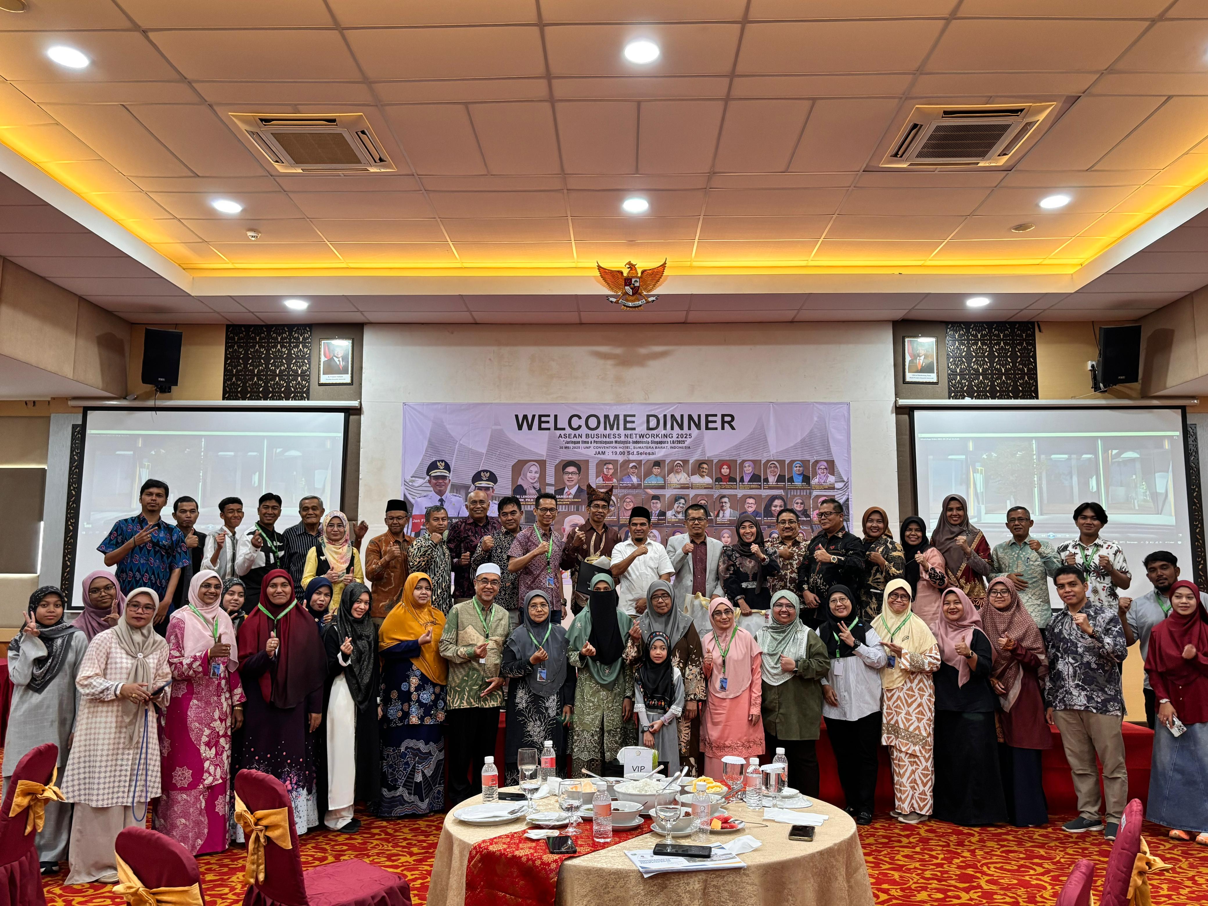 28 Wakil Bupati Solok H. Candra menghadiri acara Welcome Dinner ASEAN Business Networking 2025, yang digelar di UNP Convention Hotel, Padang, Jumat malam, 30 Mei 2025.