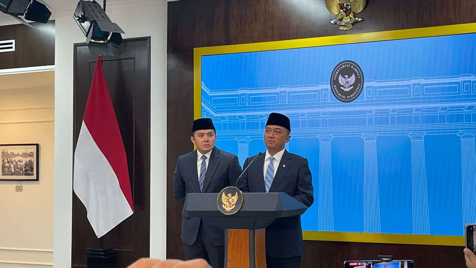 28 Presiden Prabowo Subianto akan melantik sejumlah pejabat negara di Istana Negara, Senin (8/9/2025). Hal ini disampaikan Menteri Sekretaris Negara Prasetyo Hadi di Kantor Presiden.
