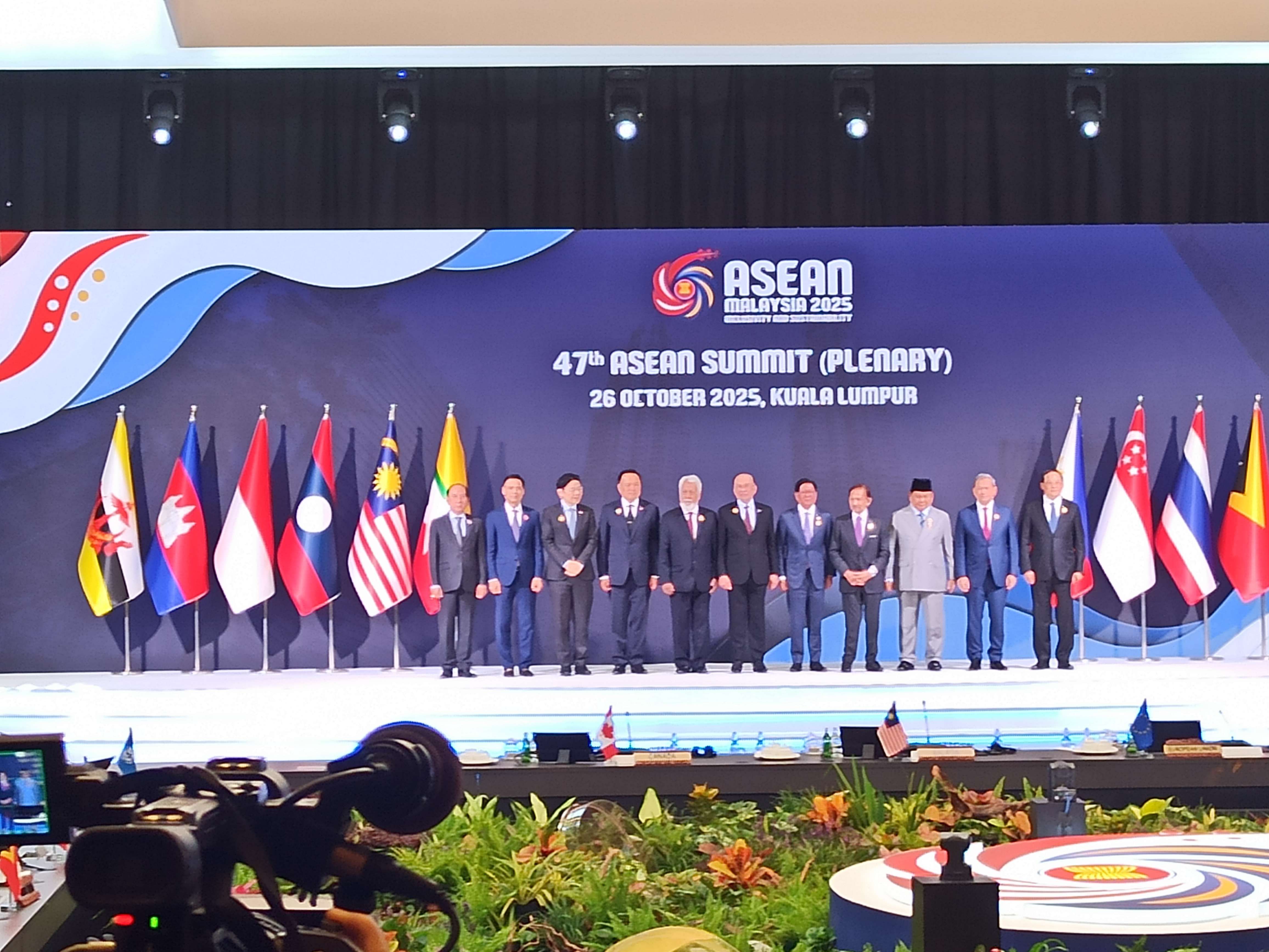 28 Presiden Prabowo Subianto bersama pemimpin negara ASEAN menandatangani Declaration on the Admission of Timor-Leste into ASEAN. Deklarasi ini merupakan penerimaan Timor Leste masuk ke dalam anggota ASEAN.