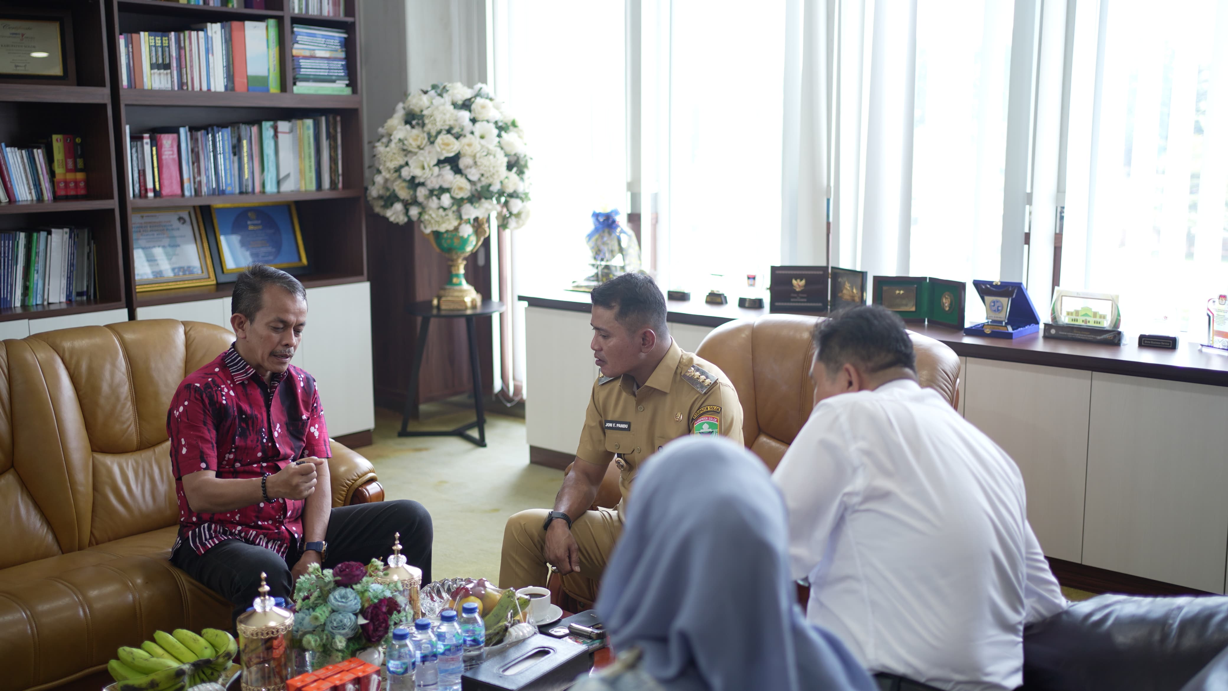 28 Bupati Solok Serahkan Bantuan dari Kementerian Sosial kepada Korban Kebakaran di Kabupaten Solok
